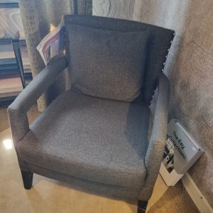 Baan by Metropole, bruin met zilver draadje linnen look en zilveren buttons aan de zijkant rook fauteuil in nieuw jasje stoel Luce speciale aanbieding incl. losse rug kussen , het hele kleine kussen is er niet bij . Zit zalig (op voorraad)