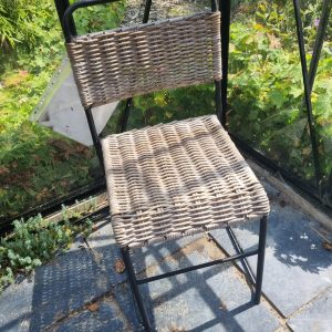 bruin rotan zit en rug delen onderstel  mat zwart tuin kamer stoel eetkamerstoel, Lauco Bloemisterijgroothandel,  stapelbaar, hoogte met rug deel: 80 cm- hoogte zit deel: 47 cm- breedte: 40 cm (op voorraad) v2