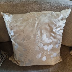 beige Crème wit ecru fluweel kussen 60x60cm vierkant, M.M. Metamorphosis, handgemaakt, met opgewerkte witte blaadjes satijn look, achterkant gelijk aan voorkant, met binnen kussen (op voorraad) V1