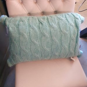 Blauw kussen 40x60cm langwerpig, The Go round, Asscher blauw wollig gebreid incl. binnen kussen ( op voorraad ) V2