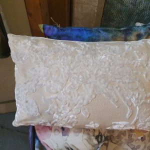 crème wit kussen 40x60cm langwerpig, Claudi, opdruk van fluwelen bloemen, linnen basis, achterkant fluweel wit, inclusief binnen kussen (op voorraad) V1