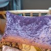 Paars lila kussen 40x60cm langwerpig, Claudi, met fluweel bloemen patroon, achterkant fluweel paars, linnen basis, inclusief binnen kussen (op voorraad) V1 - Afbeelding 2