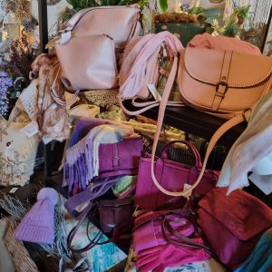 In onze winkel hebben we een grote variatie aan leuke tassen / sjaals met een wisselend assortiment