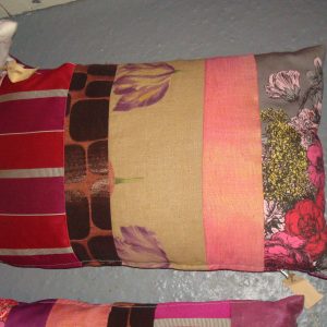 Rood roze kussen langwerpig, M.M. Metamorphosis, met stroken bijpassende kleur achterkant uit de voorkant deel incl. binnen kussen (op voorraad) V1
