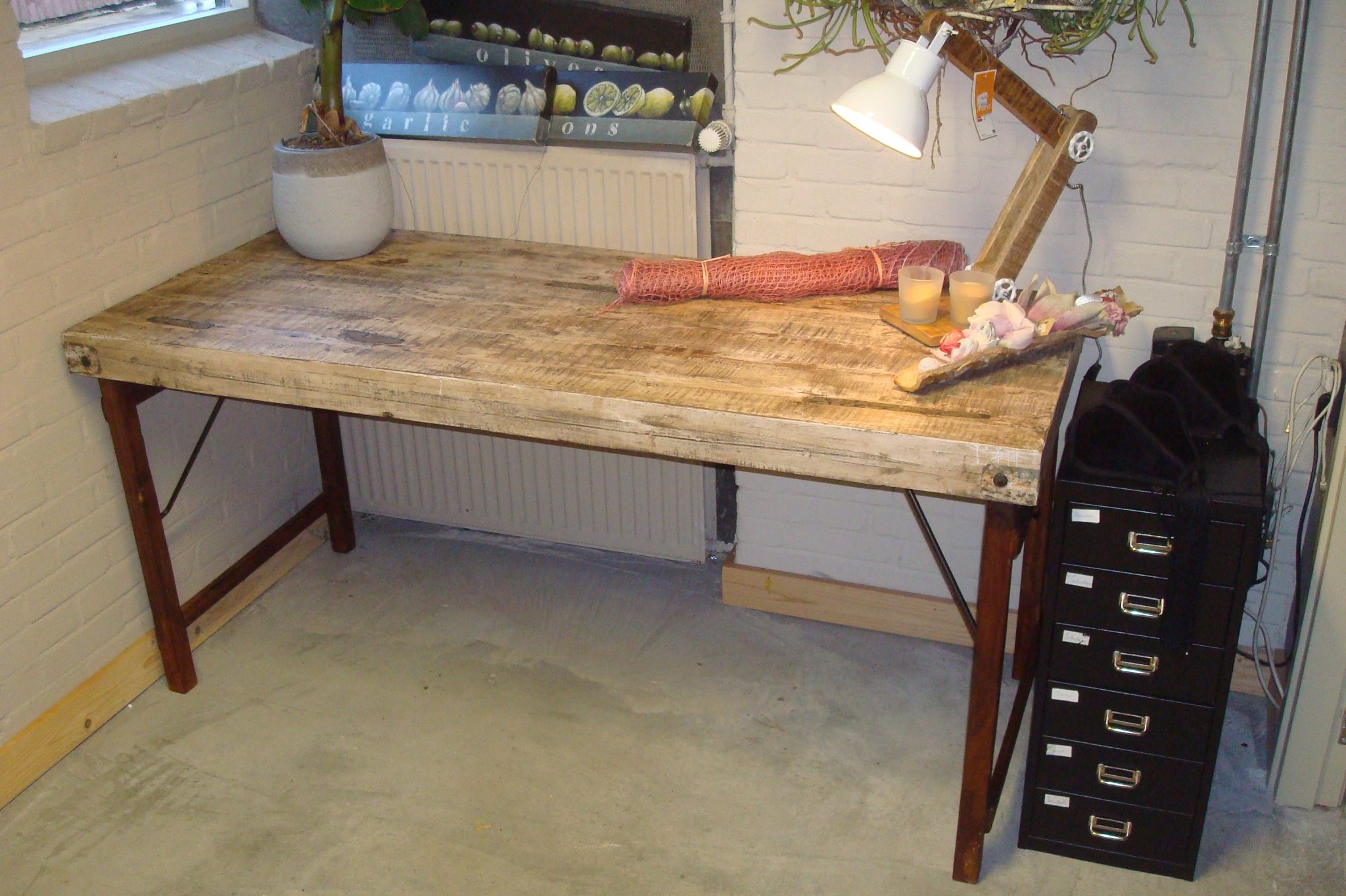 Jama Trade, vintage tafel / bureau met houten blad en onderstel in