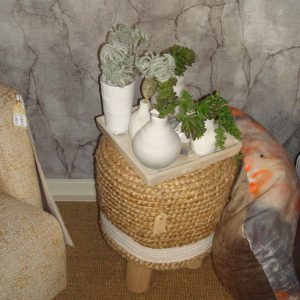 bruin handgemaakt Jute krukje poef  bijzettafel met houten poten By Boo, doorsnede 33 cm cm hoogte 43 cm (op voorraad) V1