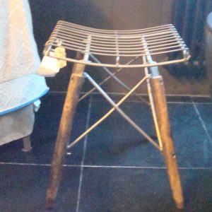 grijs metalen zit deel  bovenkant met houten poten krukje plant tafel bijzet tafel, By Boo hoog 45 breed 20 (op voorraad) V1