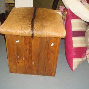 PTMD, bruin geitenhuid poef/hocker/krukje onderstel van donker hout, 48 hoog en 45 breed ( op voorraad ) V1