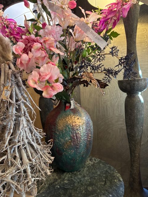 Blauw met iets goud aardewerk en bordeaux aardewerk bijzondere geglazuurd bewerkt ronde bloem vaas plant pot, Luimes & Luimes, Bristol 5D blue met smallere opening doorsnede 26x26 cm en hoog 36 cm (op voorraad) V1 - Afbeelding 2