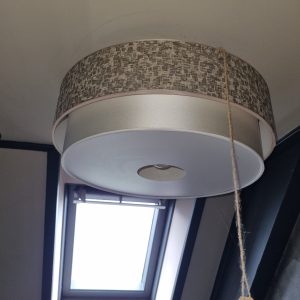 Bruin grijs, Toekomst Verlichting, fluwelen stof met blokjes patroon prachtig met witte binnen kap aan elkaar vast, luxe plafonniere, lampenkap/lampen kap. De buiten kap: diameter 50 en hoogte 15 cm.  ( op voorraad ) V2