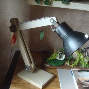 zwart metaal  kap onderstel vergrijsd hout, Hoogendam Interiors, Tafellamp bureau lamp, onderstel en kap zijn verstelbaar  (op voorraad) V1