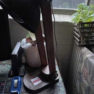 zwart metaal kap bruin hout onderstel, Hoogendam, lampenstandaard en zwart metalen kap, Luna tafel lamp verstel bare kap bureaulamp De afmeting van het onderstuk is:  15 x 22 cm.  De hoogte van de lamp is: 58 cm.  De doorsnede van de lampenkap is: 18 cm. (op voorraad) V1