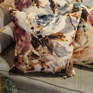 Roze oker fluweel rozen incl. binnen kussen 45×45cm vierkant, M.M. Metamorphosis, achterkant wit, handwerk, (op voorraad) V1R