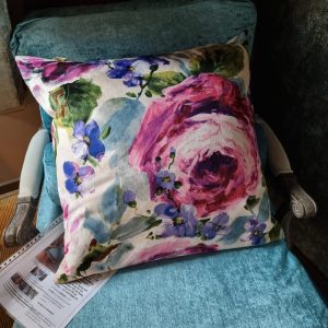 Roze paars kussen 60x60cm vierkant, M.M. Metamorphosis, fluweel met rozen, achterkant crème wit, handwerk, incl. binnen kussen (op voorraad) V1