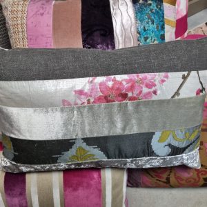 Roze zilver kussen stroken 40x60cm langwerpig, M.M. Metamorphosis, handwerk, achterkant wit, incl. binnen kussen (op voorraad) V1