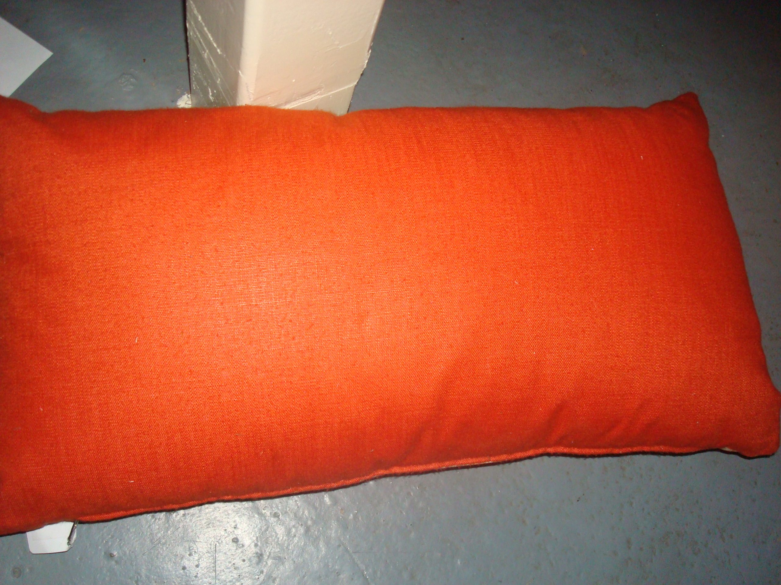 Oranje roze gemêleerd linnen look katoen kussen 35x60cm langwerpig, De Kussenfabriek, Aage orange achterkant oranje (op voorraad) V1 - Afbeelding 2