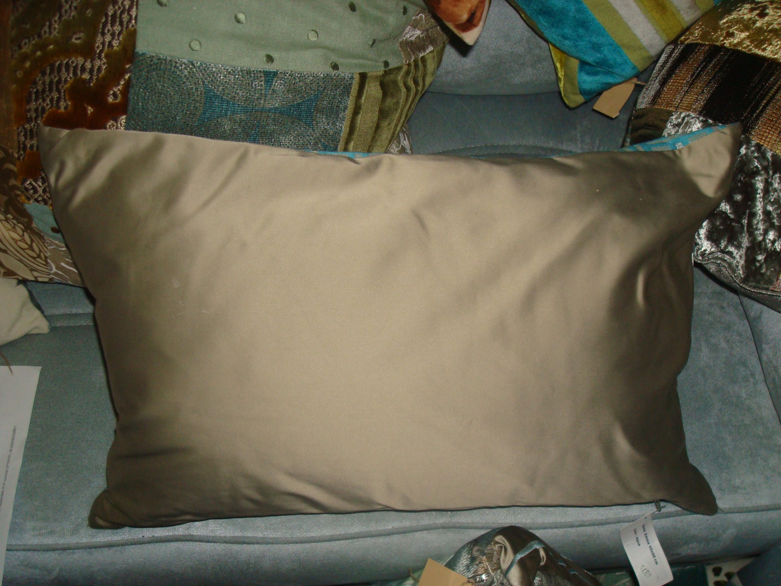 Blauw kussen 40x60cm langwerpig, Claudi De Kussenfabriek, met taupe effen achterkant incl. binnen kussen aqua (op voorraad) V1 - Afbeelding 2