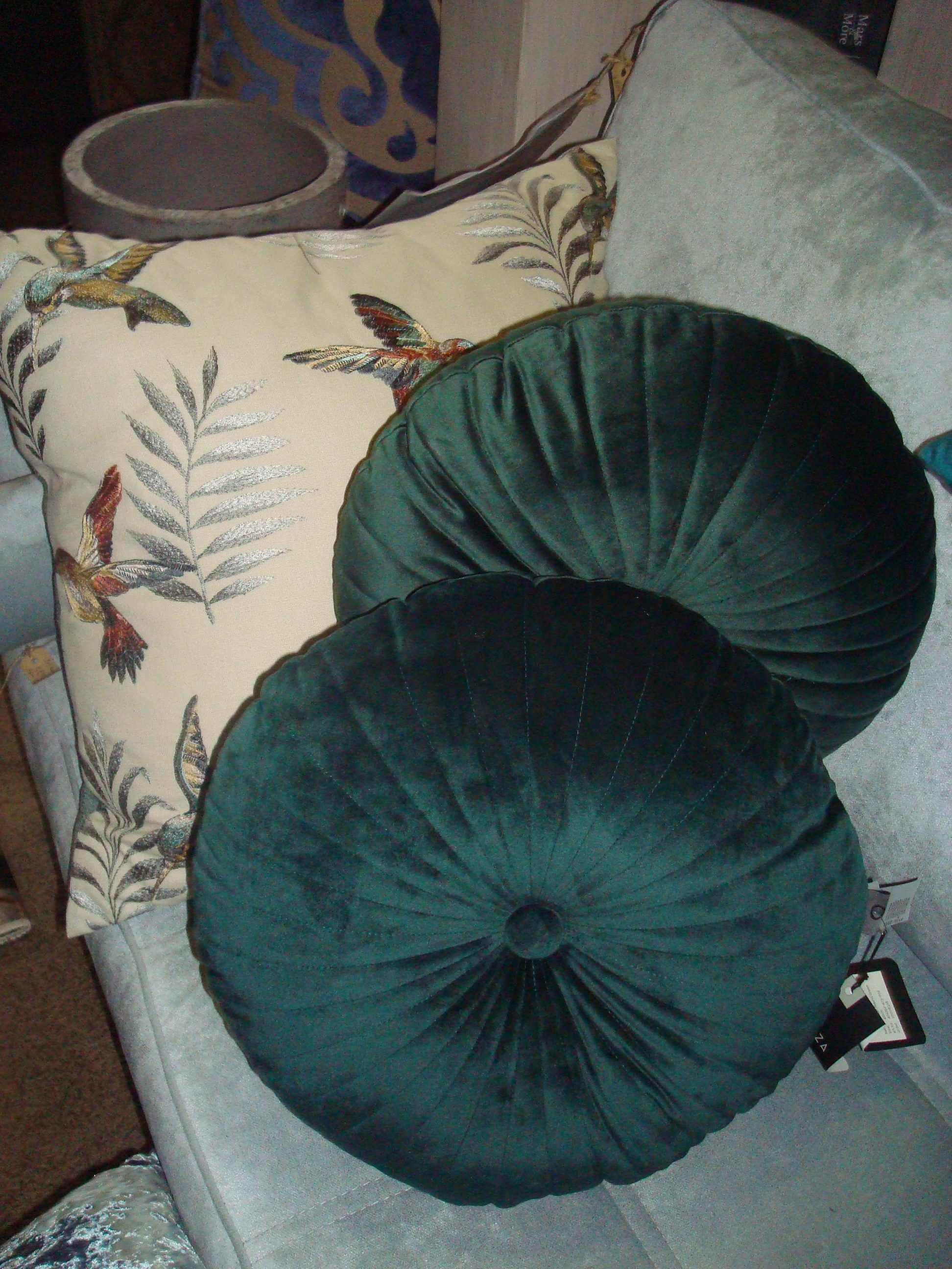 Essenza, groen smaragd, Naina Cushion 40 cm doorsnede Round inclusief het kussen (op voorraad) V6 - M.M. Metamorphosis