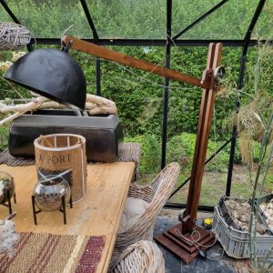 zwarte metalen kap houten arm en voet mango wood van Hoogendam Interiors by Mooss, zwart metaal kap verstelbaar houten arm en voet verstelbaar  lang 1.50 met kap en voet  1.80  ook geschikt  bij een hoekbank  lang snoer houtvloer/staande lamp (op voorraad) v1