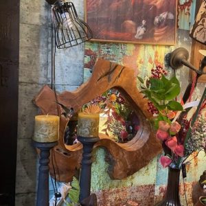 houten bruin spiegel dikke natuurlijke rand, Light and living , geheel natuurlijk uit een stuk en natuurlijke vorm, spiegel houten rand 70x70x7 cm.  (op voorraad) V 1