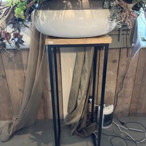 bruin hout pilaar met zwart metalen onderstel, Hoogedam,  bijzettafel / planten tafel ( BxDxH ), 38cmx38cmx104cm (op voorraad) V1