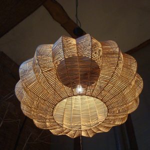 bruin rotan, Manggis Living, Rotan Lamp Ribben L hanglamp warme sfeervolle licht door het rotan materiaal 1m doorsnede bij 50 cm hoog geschikt voor dikke fitting houder V 0 kan meteen door leverancier worden geleverd