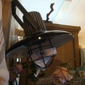 zwart met witte binnenkant metaal, Light and living, stoere kap met ijzeren houder compleet met draag  wandlamp/muurlamp/lamp - black Doorsnede 60 x hoogte 50 cm. (op voorraad) V2