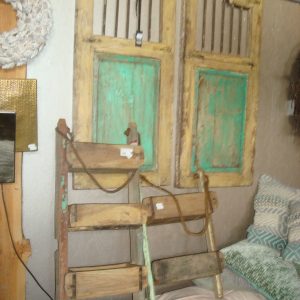 bruin hout wand schap rek 2 steenmallen als wand houder brick met ijzeren frame, Varios , rack leuk voor planten erin of boeken ed. met 2 schapje's van steenmal gemaakt oud hout gemaakt met dik touw als hang punt 32 breed -56 hoog cm( niet op voorraad ) V 0