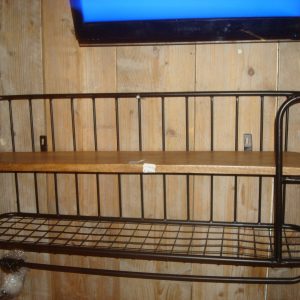 bruin hout met zwart ijzer / kapstok /wand rek, Varios, zwart ijzer met ophang haken en een bruin houten plank met eronder ijzeren raster open plank, 80 lang 48 hoog en 28 diep (op voorraad) V1