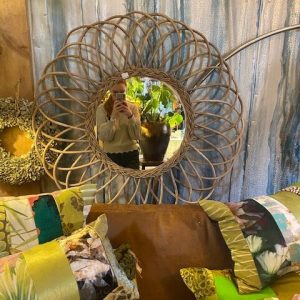 bruin rotan riet rond spiegel, iLauco Bloemisterij, riet/rotan, MIRROR FLOWER SHAPE GREY, spiegel rond , doorsnede: 90 cm 10 cm diep  (op voorraad) v1 laura