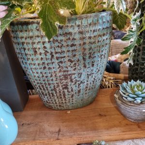 blauw groen turquoise, aarderwerk, Pot en mand,  en geglazuurd massief groot  bloem pot plant vaas ovaal model,  Seco green ceramic ovale high, 50 hoog 48 lang en diep doorsnede  37 op breedste punt  ( op voorraad ) V1