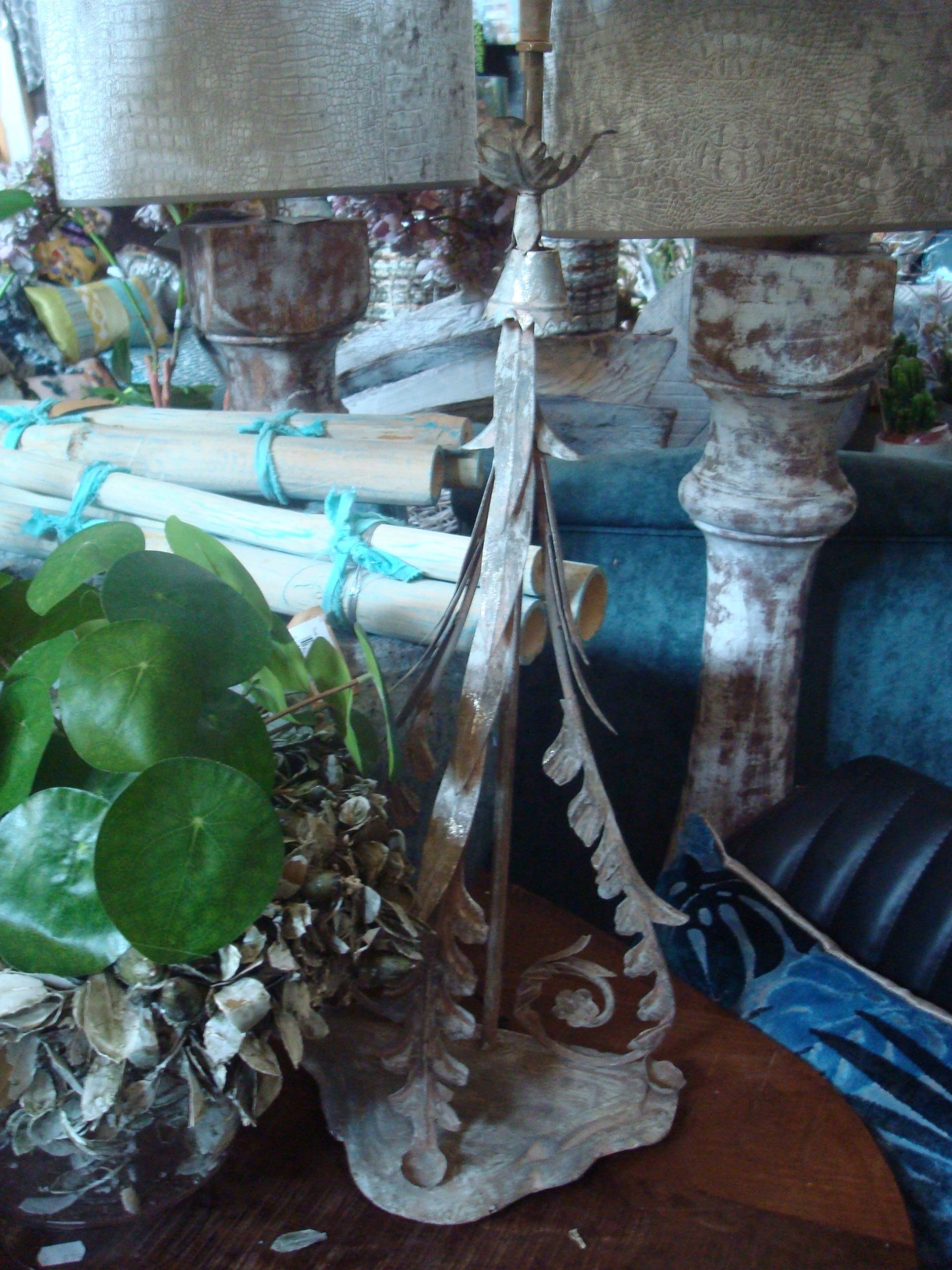 brons wit goud, ijzer, Aura Essentials, Gesmeed ijzer metaal met blad motief, handwerk, bijzonder, met voet  brons/zilver/goud schakeringen, lampenvoet / tafellamp / lees / sfeer lamp, 25x15x64 cm. (op voorraad) v 2 - Afbeelding 2