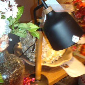 zwart metaal met hout, Light & Living,  banu tafellamp/lampenvoet/lamp hout bruin met zwarte beweegbare kap 30 hoog 16 diep   (op voorraad) V1