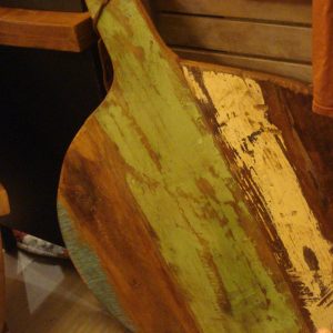 Varios, Cuttingboard round dienblad/snijplank cutting board recycled  hout met verschillende kleuren 66 hoog en 47 doorsnede kan hangen met leren ophangoog   (op voorraad)