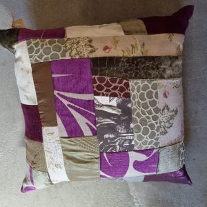 paars groen kussen 60x60cm vierkant, Claudi M.M. Metamorphosis, kussen handwerk patchwork achterkant beige incl. binnen kussen (op voorraad) V1