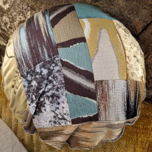 blauw geel oker patchwork handwerk uniek rond 50 cm doorsnede, incl. binnen kussen , M.M. Metamorphosis, achterkant zilver (op voorraad) V1