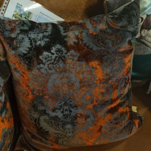 Bruin roest zwart kussen 60x60cm vierkant, M.M. Metamorphosis, prachtig fluweel motief grijze achterkant incl. binnen kussen Nederlands fabricaat (op voorraad) V1