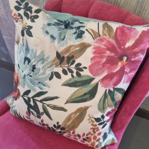 Roze blauw kussen 60x60cm vierkant, M.M. Metamorphosis, diverse bloem en groen linnen, achterkant blauw zacht, incl. binnen kussen (op voorraad) V1