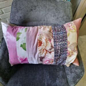 Roze verticaal stroken kussen 40x60cm langwerpig, M.M. Metamorphosis, hand werk, de achterkant beige, prijs incl. binnen kussen (op voorraad) V1