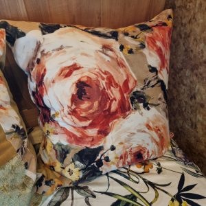 Oranje beige gemêleerd kussen 60×60cm vierkant, M.M. Metamorphosis, kussen fluweel met rozen, achterkant beige, handwerk, incl. binnen kussen (op voorraad) V1