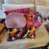 Roze oranje incl. binnen kussen 50x50cm rond, M.M. Metamorphosis, met knoop in het midden, Claudi, fluweel meerkleurig, achterkant groen incl. binnen kussen (op voorraad) V1 - Afbeelding 4