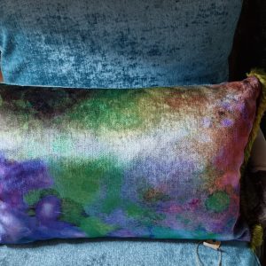 Blauw oranje paars kussen 40x60cm langwerpig, M.M. Metamorphosis, kussen fluweel meerkleurig, Claudi, groene franjes achterkant blauw incl. binnen kussen (op voorraad) V1