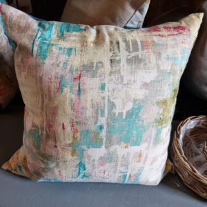 Blauw turquoise beige gemêleerd kussen 60×60cm vierkant, M.M. Metamorphosis, handwerk, de achterkant blauw linnen look, prijs incl. binnen kussen (op voorraad) V1