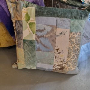 Blauw groen gemêleerd kussen 60×60cm vierkant, M.M. Metamorphosis, Claudi patchwork hand werk, de achterkant grijs zilver fluweel, prijs incl. binnen kussen (op voorraad) V1
