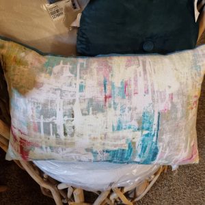 Blauw turkoise beige gemêleerd incl. binnen kussen 40×60cm langwerpig, M.M. Metamorphosis, hand werk, de achterkant blauw linnen look, prijs incl. binnen kussen (op voorraad) V1