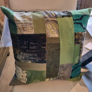Groen gemêleerd kussen 60×60cm vierkant, M.M. Metamorphosis, patchwork hand werk, de achterkant taupe fluweel, prijs incl. binnen kussen (op voorraad) V1