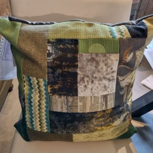 Groen gemêleerd kussen 60×60cm vierkant, M.M. Metamorphosis, patchwork hand werk, de achterkant taupe fluweel, prijs incl. binnen kussen (op voorraad) V1