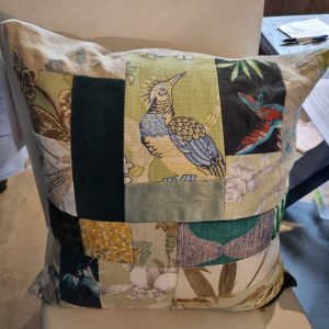 Groen beige kussen gemêleerd met vogels 60×60cm vierkant, M.M. Metamorphosis, patchwork hand werk, de achterkant wit fluweel, prijs incl. binnen kussen (op voorraad) V1
