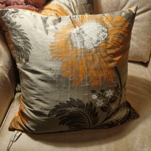 Oranje bruin kussen vierkant, M.M. Metamorphosis / Claudi De Kussenfabriek, met op druk zijde look bloem met binnen kussen genaamd Modena met effen oranje, achterkant oranje, incl. binnenkussen(op voorraad) V1