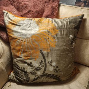 Oranje bruin kussen vierkant, M.M. Metamorphosis / Claudi De Kussenfabriek, met op druk zijde look bloem met binnen kussen genaamd Modena met effen oranje, achterkant oranje, incl. binnenkussen(op voorraad) V1